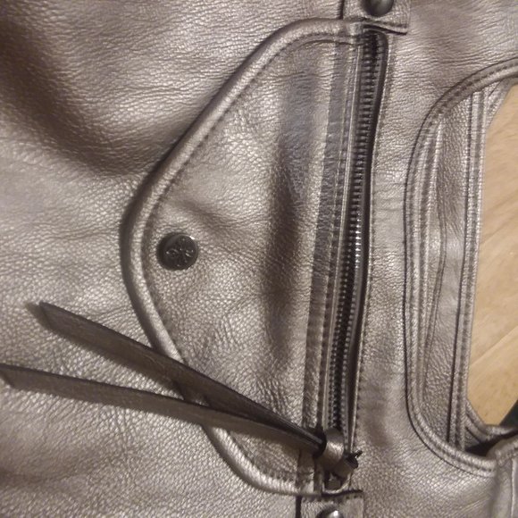 I am selling a vera wang shoulder pocketbook - Picture 2 of 2